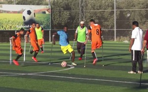 VIDEO Xúc động nhìn đội bóng một chân giữa 'chảo lửa' Gaza