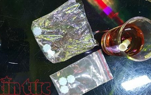 Đột kích quán bar Paradise, dân chơi vứt ma tuý khắp sàn rồi bỏ chạy