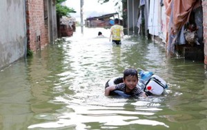 Hà Nội: Nước bẩn bao vây nhà dân, tiềm ẩn nguy cơ dịch bệnh