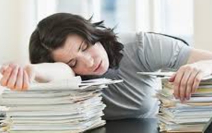 Một nữ nhân viên công sở 'tham ô' hàng nghìn giờ làm để....ngủ