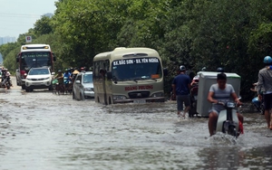 Chùm ảnh: Hà Nội xuất hiện ngập ở những điểm cố hữu