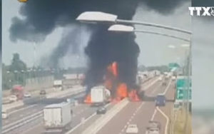 VIDEO: Tai nạn giao thông kinh hoàng, 10 ô tô phát nổ