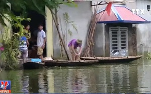 VIDEO Người dân Chương Mỹ chật vật xoay xở trong cảnh ngập lụt