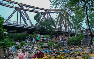 Biển rác thải hoa quả dưới chân cầu Long Biên