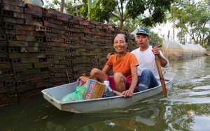 Ngập úng kéo dài, người dân Chương Mỹ chèo thuyền đi nhận hàng cứu trợ