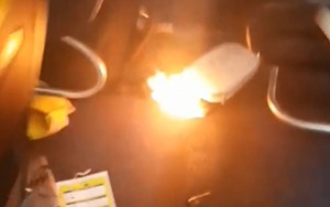 Hành khách tháo chạy vì sạc pin dự phòng phát nổ trong khoang máy bay