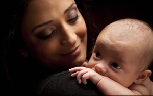 Nhật Bản kêu gọi hãy để phụ nữ tiếp tục đi làm sau khi sinh con