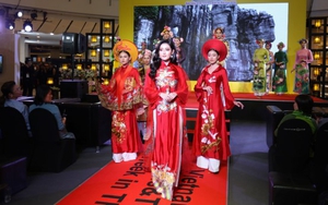 Á hậu Huyền My nổi bật khi trình diễn áo dài tại Thái Lan