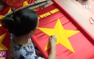 VIDEO thăm ngôi làng hơn 70 năm may cờ tổ quốc