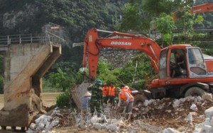 Cầu Chôm Lôm, Nghệ An sập xuống sông trong dòng nước lũ