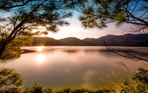 Ngỡ ngàng vẻ đẹp hồ nhân tạo lớn nhất Quảng Ninh khi trời vào Thu