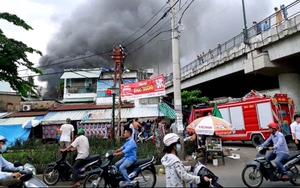 Thành phố Hồ Chí Minh: Cháy lớn tại khu nhà dưới chân cầu Bình Lợi