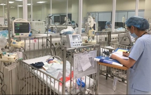Điều trị tích cực cho bệnh nhi trong vụ cháy nhà trọ gần Bệnh viện Nhi Trung ương