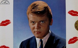 Ca khúc 'Sealed With A Kiss': Những cover hay hơn bản gốc