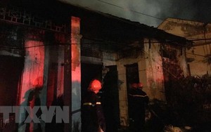Nghệ An: Khu nhà tập thể cũ gần cây xăng bốc cháy trong đêm
