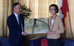 Trao tặng tuyệt phẩm của họa sĩ Trần Phúc Duyên cho Đại sứ quán Việt Nam tại Thụy Sỹ