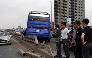 Xe khách đâm vào dải phân cách trên cầu Nhật Tân