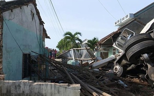 Xe đầu kéo mất lái đâm sập nhà dân, hai người bị thương