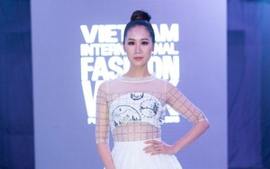 Hoa hậu Dương Thuỳ Linh mặc váy xuyên thấu làm MC Tuần lễ thời trang