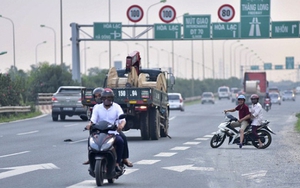 Xử lý tình trạng xe máy lưu thông vào làn đường dành cho ô tô trên đại lộ Thăng Long