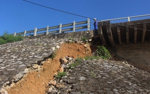 Chân cầu Hàm Rồng sạt lở nghiêm trọng, nguy cơ sập đường sắt