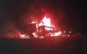 Xe buýt bốc cháy ở Zimbabwe, hơn 60 người thương vong