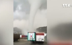 Vòi rồng khổng lồ nhấc bổng nhiều container hạng nặng tại Italy