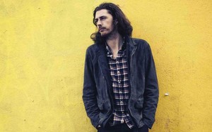 'Take Me To Church': Ca khúc về tình yêu đồng tính 'oanh tạc' các bảng xếp hạng