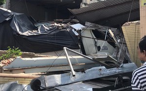 Xe tải nổ lốp, tông sập hai căn nhà ven đường