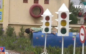 VIDEO: Học sinh mầm non bị cô giáo buộc dây vào người, cột ở cửa lớp