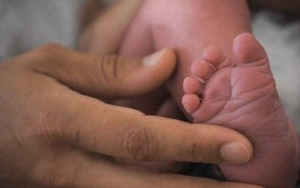 Em bé đầu tiên ra đời từ người mẹ cấy ghép tử cung từ người hiến tặng đã chết