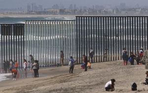 VIDEO 2 em bé được thả qua bức tường biên giới Mỹ - Mexico