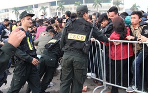 Ngẫm từ việc việc mua bán vé AFF Cup: 'Những người sống vì mọi người'