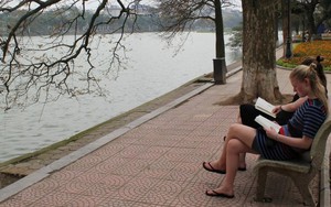 Sống chậm cuối tuần: Đọc sách ở Hồ Gươm, tại sao không?