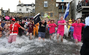 Người dân châu Âu tham gia lễ tắm nước đầu năm trong giá rét