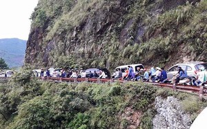 Ùn tắc giao thông trên tuyến đường lên Khu du lịch Mẫu Sơn
