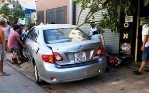 Xe ô tô cuốn 4 xe máy vào gầm khi lùi từ trong nhà ra đường