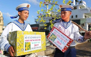 Xúc động hình ảnh chuyển quà Tết lên Nhà giàn DK, Vùng 2 Hải quân