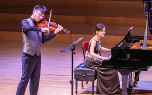 Hòa nhạc 'Sưởi ấm' quyên tiền giúp con gái đạo diễn phim 'Những ngọn nến trong đêm'