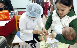 Vận động các phụ huynh đưa trẻ đi tiêm bổ sung vắc xin phòng bệnh sởi - rubella đầy đủ