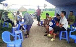 Hà Nội: Đối thoại để người dân không chặn xe rác vào bãi Nam Sơn