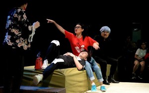 Kịch 'Đẹp bất chấp': Cái nhìn khác về 'vẻ đẹp dao kéo'