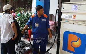 Sau 6 lần liên tiếp giảm giá, giá xăng đã có bước dừng lại