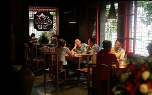 Sống chậm cuối tuần: Triết lý 'không wifi' ở quán trà Hà Nội