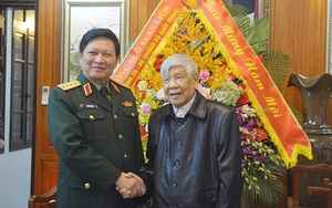 Đại tướng Ngô Xuân Lịch chúc Tết nguyên Tổng Bí thư Lê Khả Phiêu