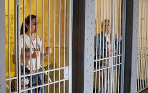 Nụ cười bốn phương: Nhà tù kiểu mẫu