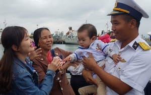 Hình ảnh từ hải trình mang hàng Tết tới Trường Sa