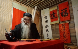 Hoa ở TP.HCM và thư pháp ở Hà Nội