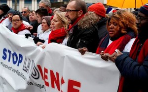 Tuần hành 'Khăn đỏ' đáp lại biểu tình 'Áo vàng'