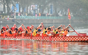 Tết xem bơi chải thuyền rồng Hồ Tây